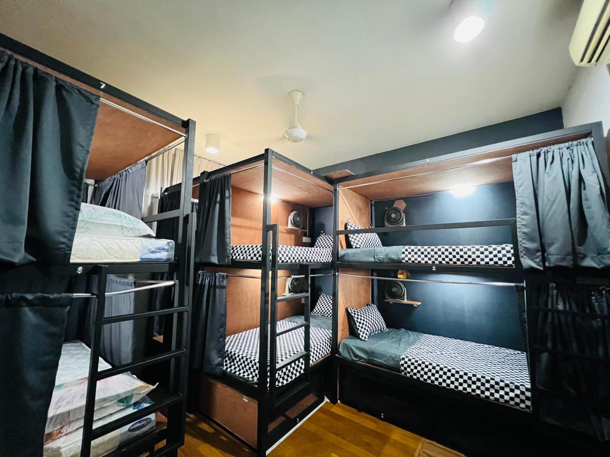 Regalia Spritz Empire Hostel Куала-Лумпур Екстер'єр фото