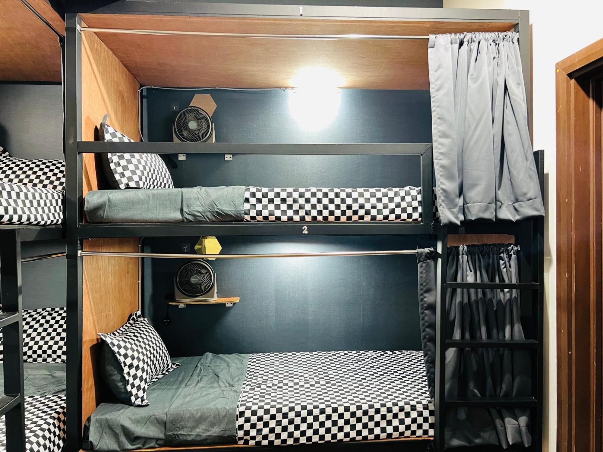 Regalia Spritz Empire Hostel Куала-Лумпур Екстер'єр фото